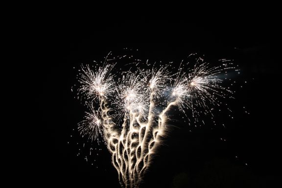 Bunte Feuerwerkskörper sprühen funkelnde Lichter in den Nachthimmel.