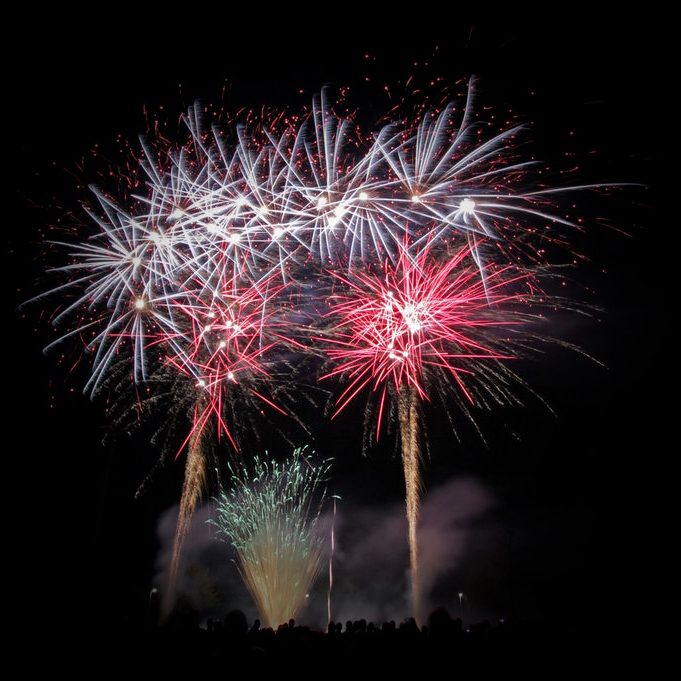 Bunte Feuerwerke erleuchten den Nachthimmel mit roten, weißen und blauen Funken.